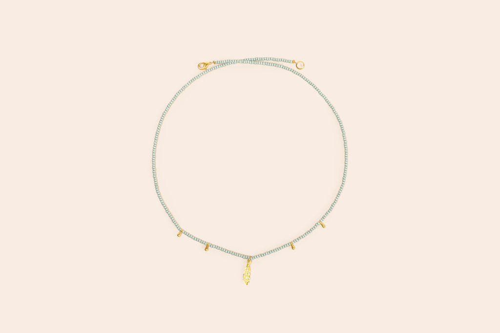 Collar de Chakira con Dije Pluma y Gotas