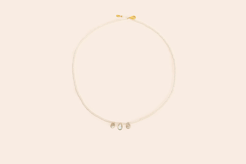 Collar de Chakira con Piedras Naturales Blanco