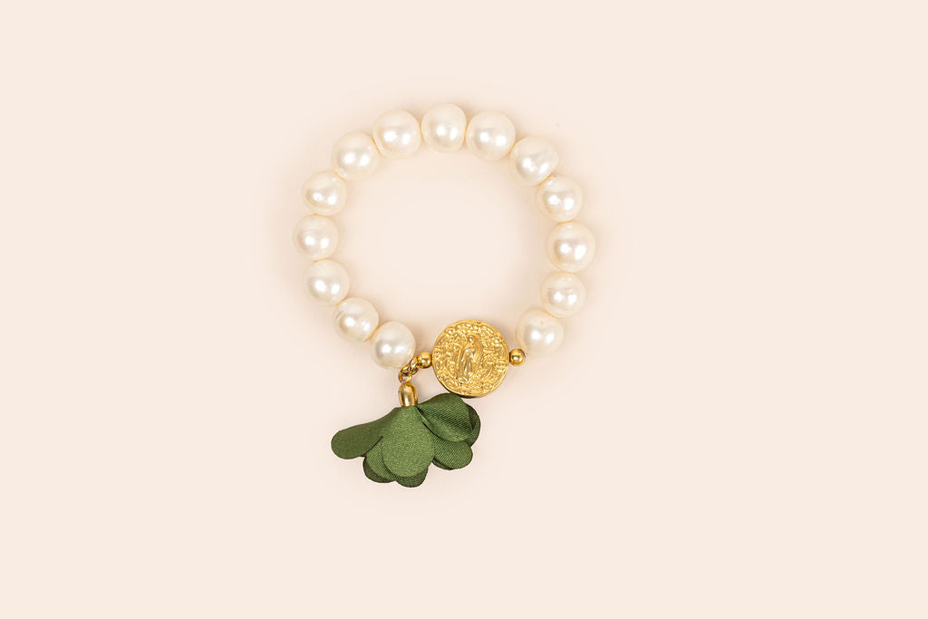 PULSERA DE PERLA CON VIRGEN Y FLOR DE SEDA